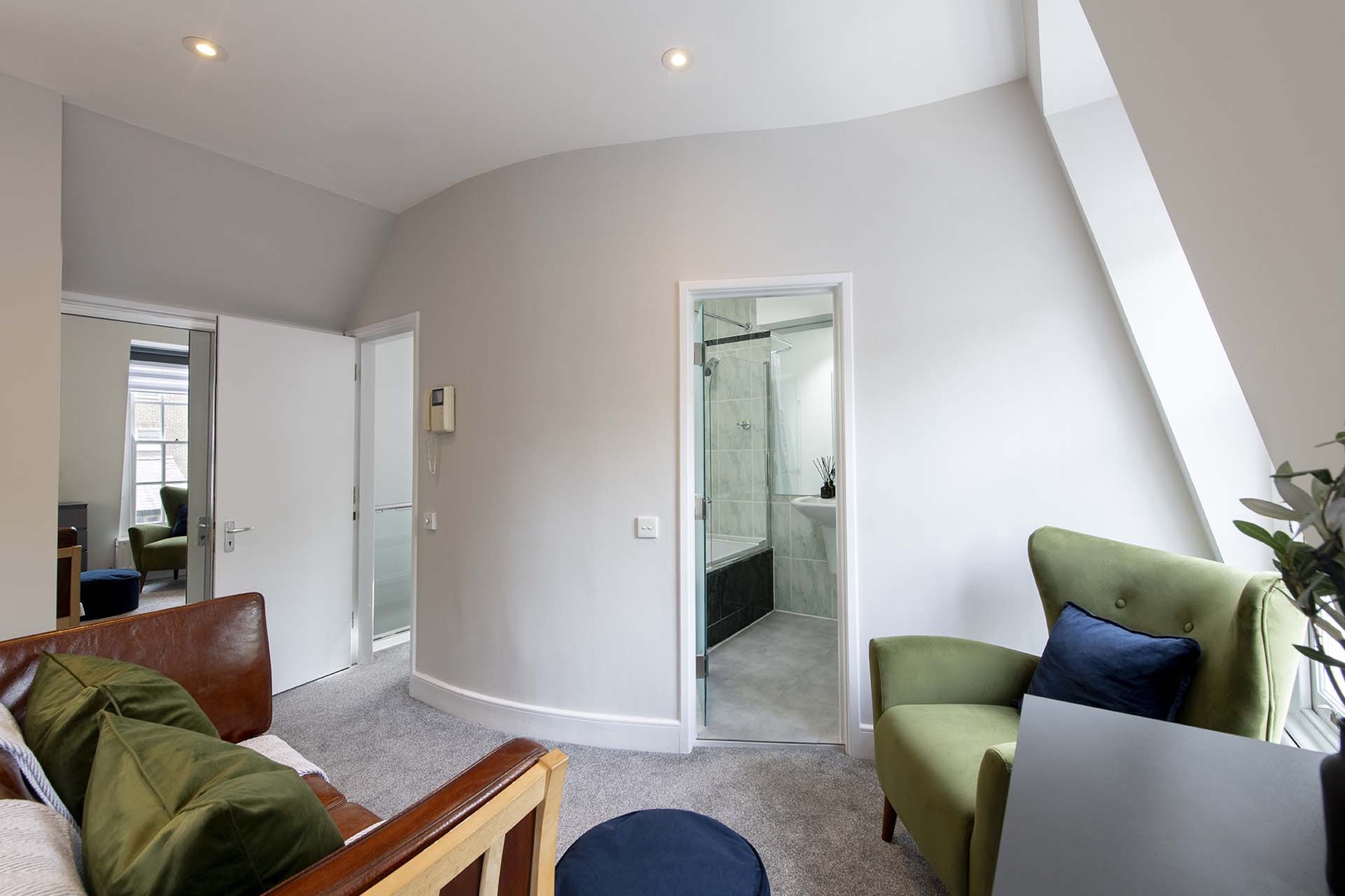Entrance to en suite bathroom in bedroom 1.