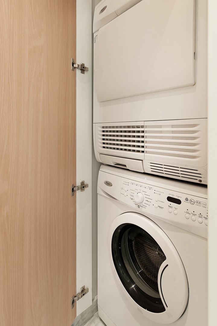 A washer and dryer are located in bathroom 1.
