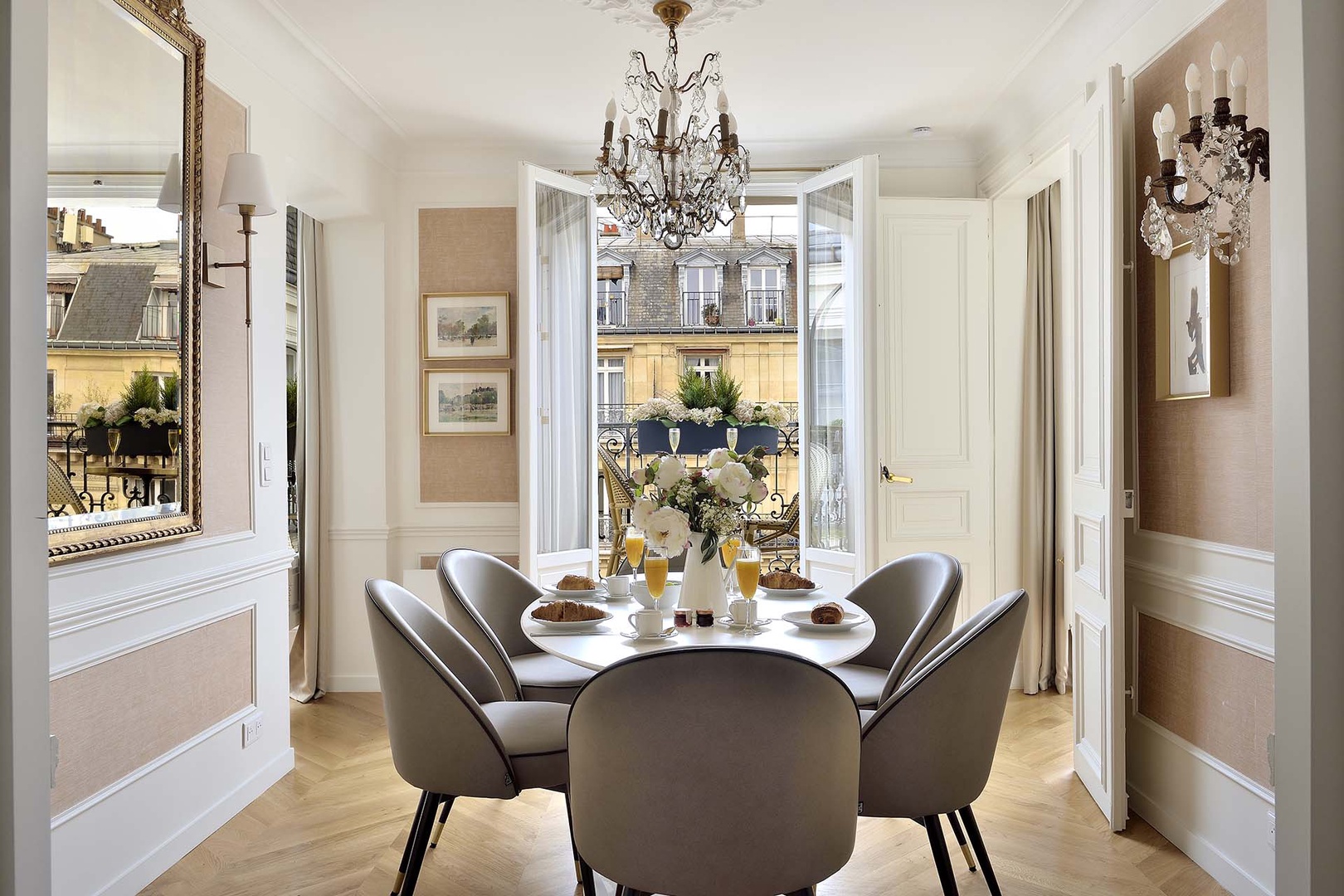 Enjoy meals at home in the dining area!