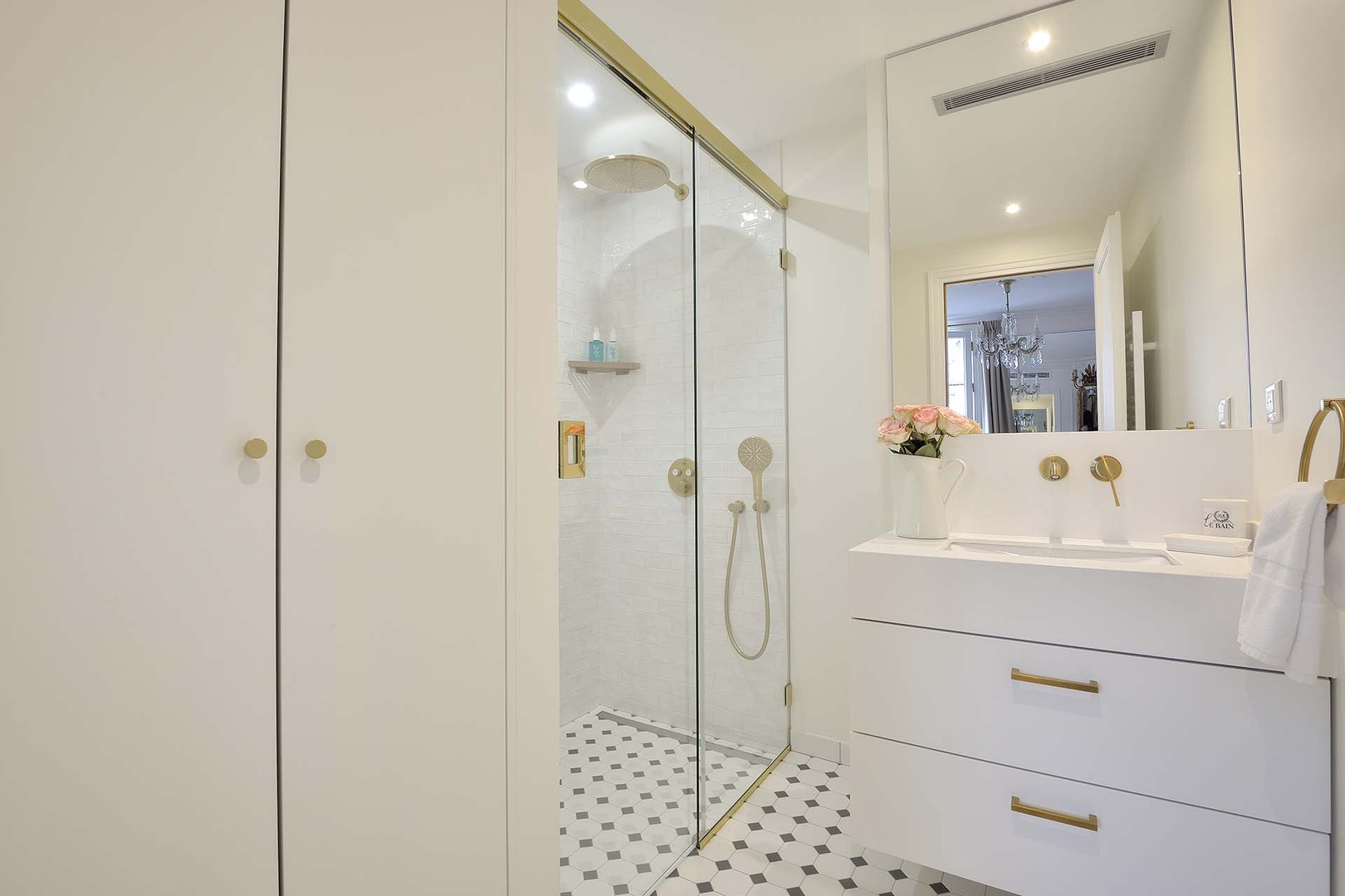 Beautiful and bright bathroom 1.