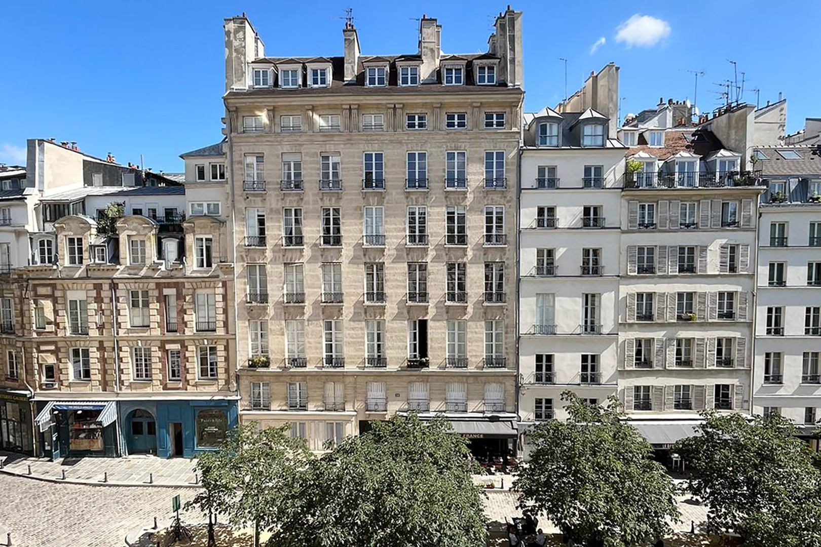 Pétrus is located in a 17th-century building on Place Dauphine.