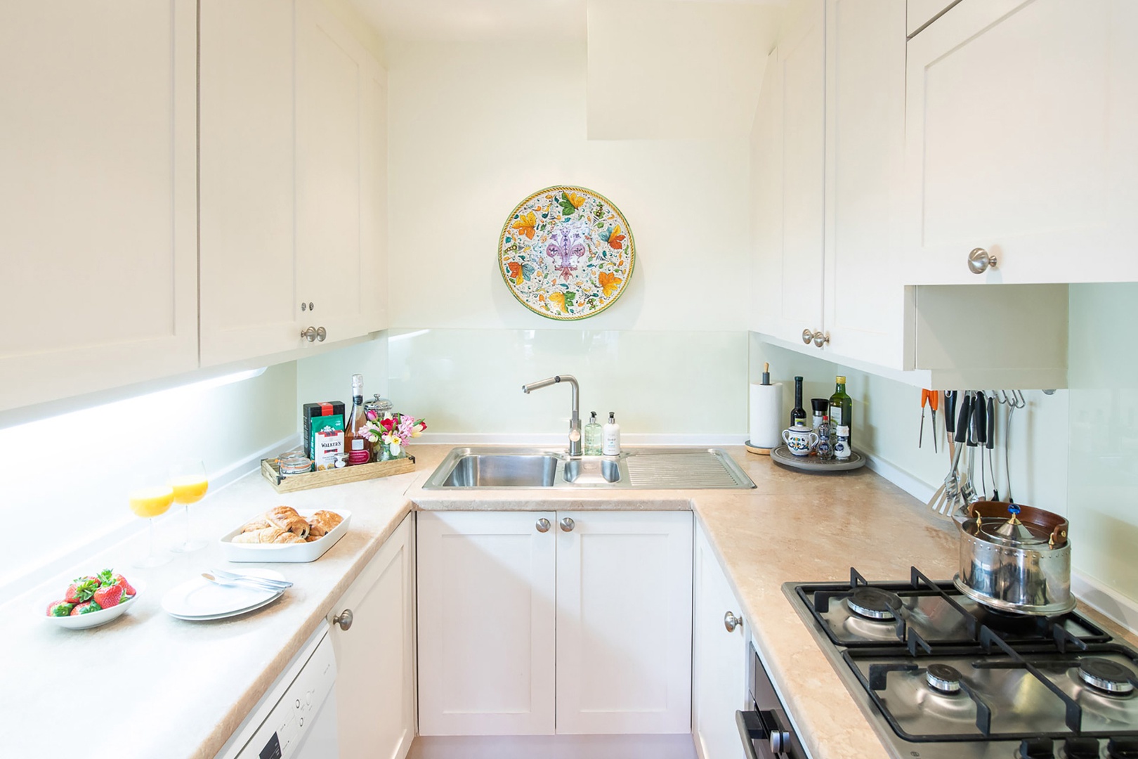 Fully equipped kitchen for relaxed dining at home.