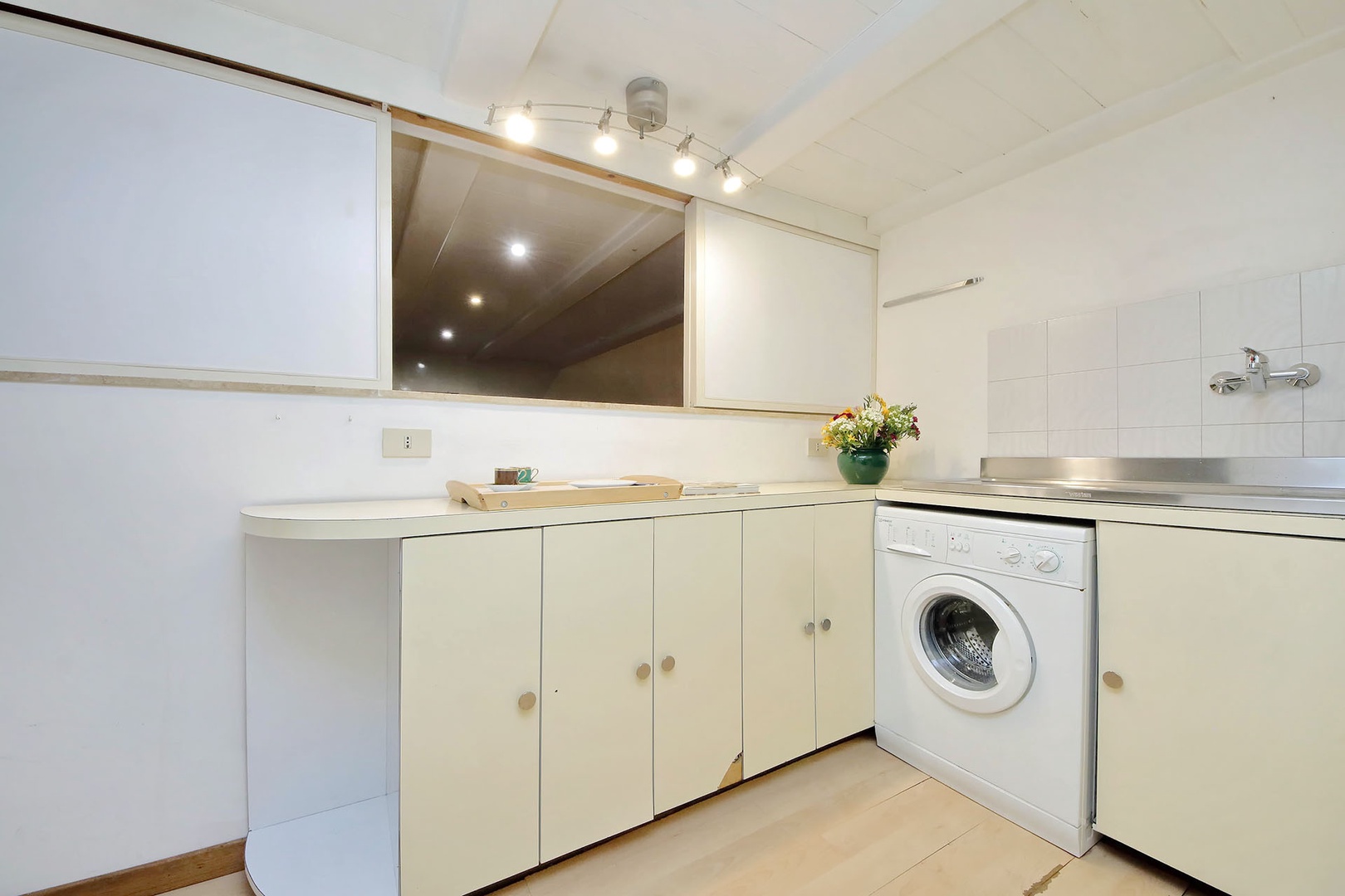Full kitchen has a washing machine.