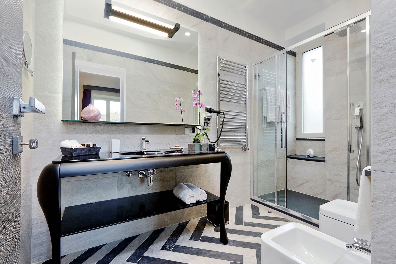 Bright and elegant en suite bathroom in bedroom 2.
