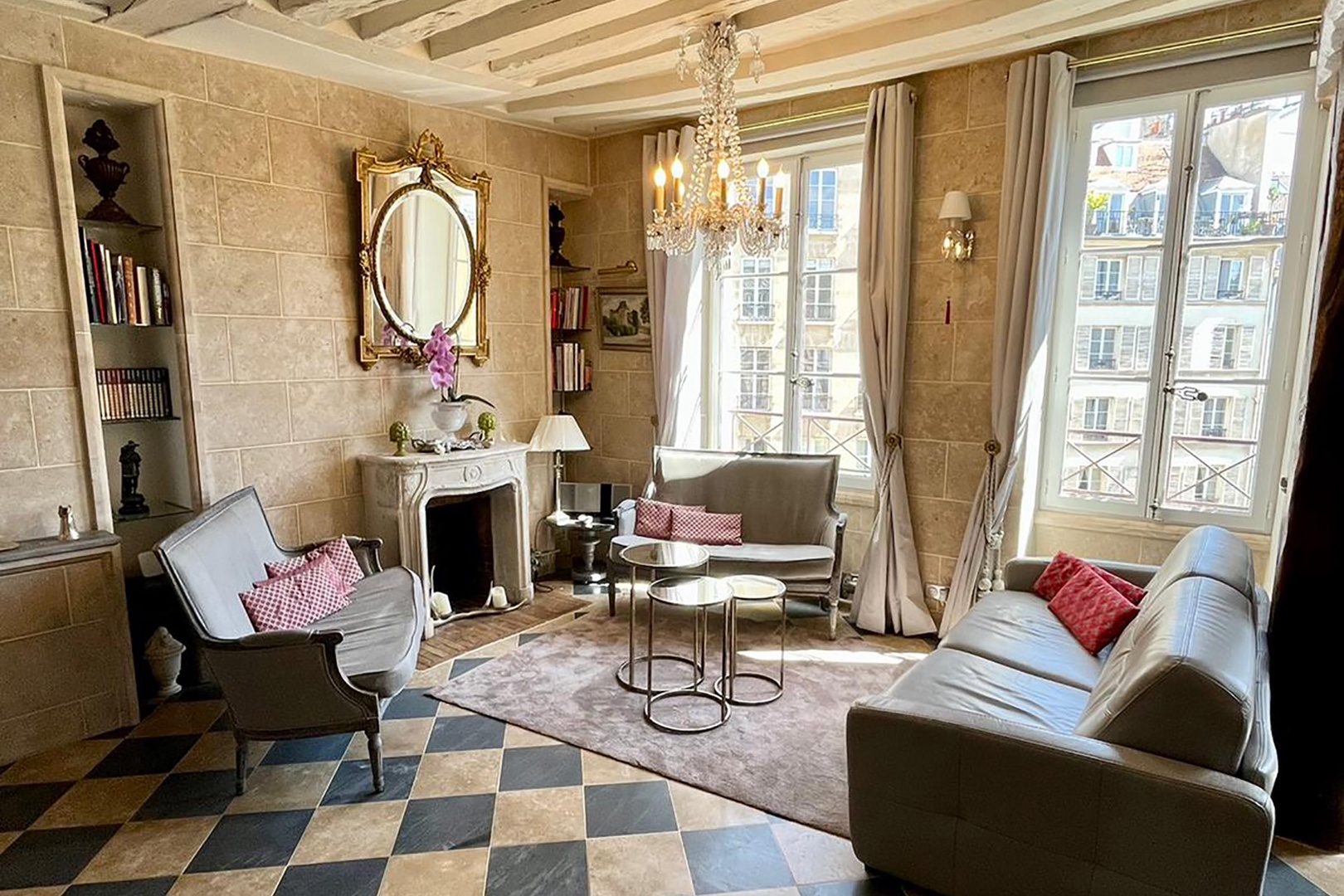 Elegant living room of Pétrus overlooking Place Daupine.