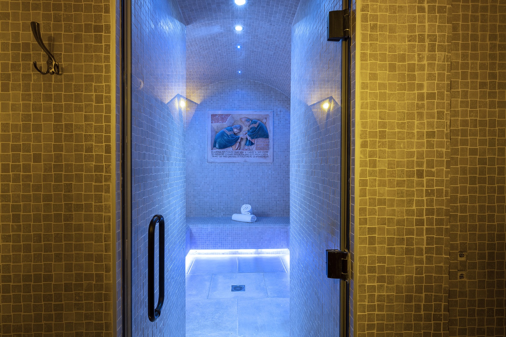 Step into the steam bath hammam for pure relaxation.