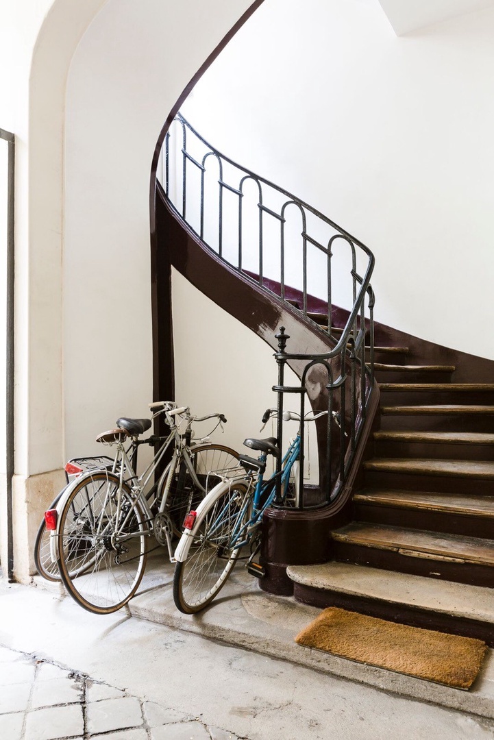 Spiral staircase from the courtyard leads up to the rental.