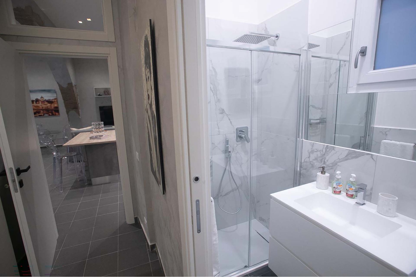 Beautiful en suite bathroom located near the living area.