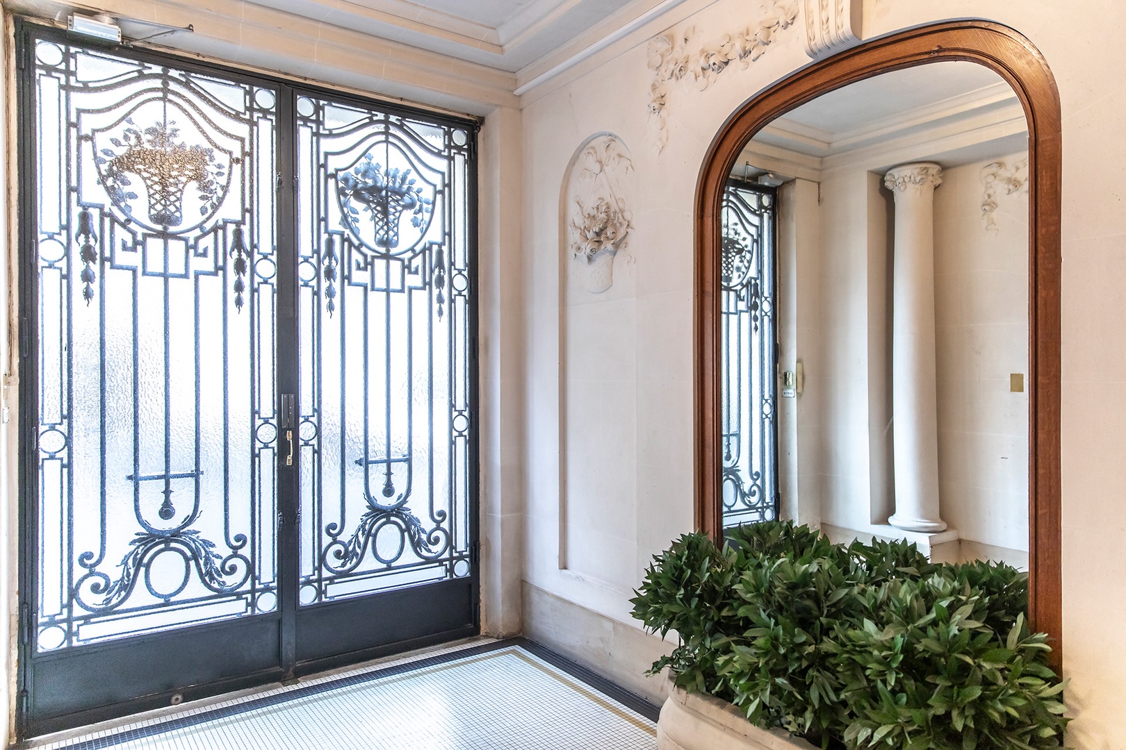 Building embodies the elegance of the 16th arrondissement.