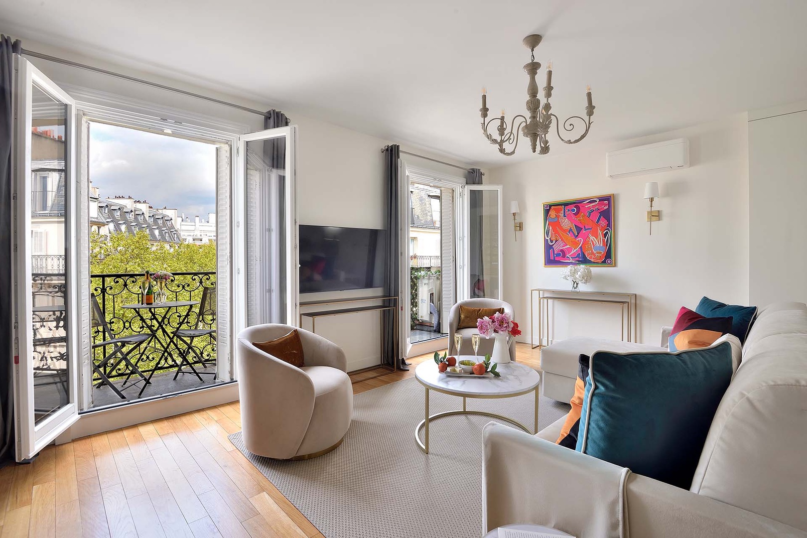 Relax in the charming Parisian living room.