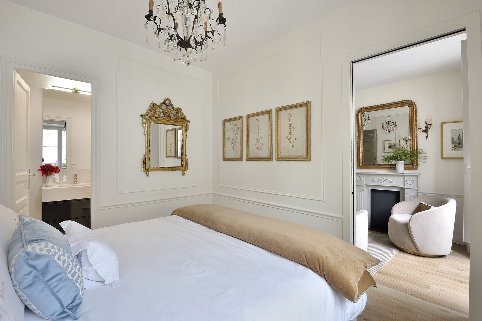 Full en suite bathroom located in bedroom.