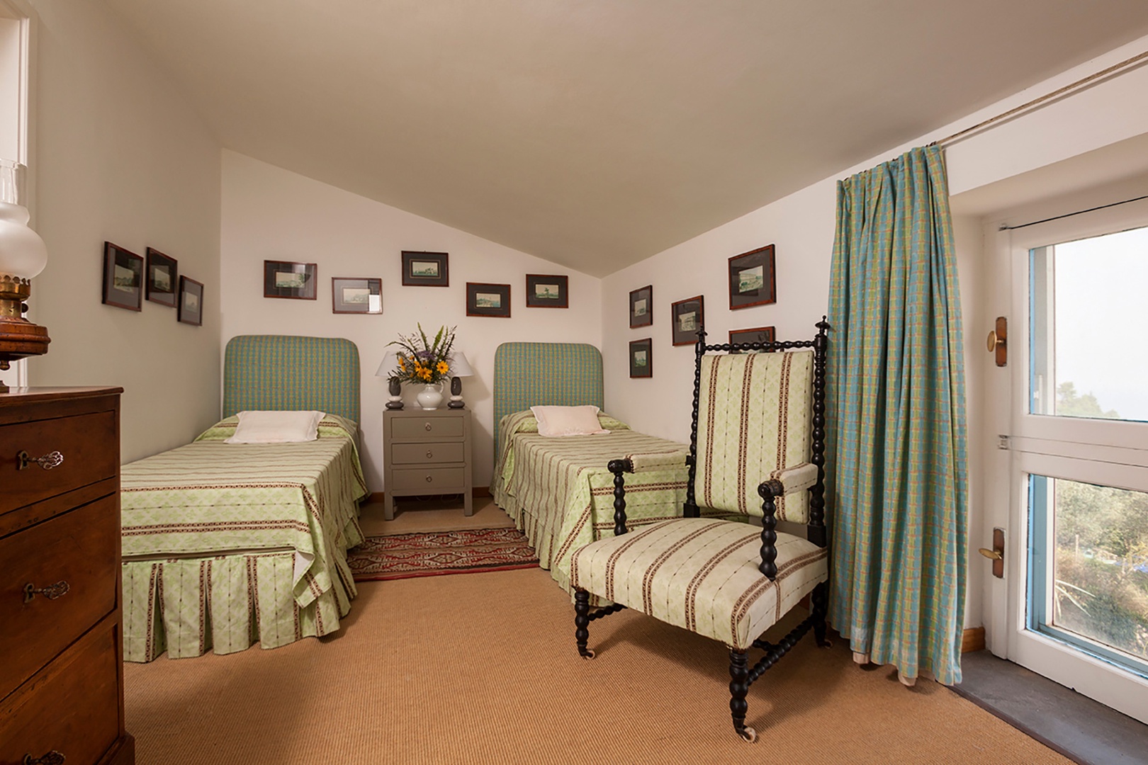 On the top floor, bedroom 4 can also be made up as one large bed or two beds.