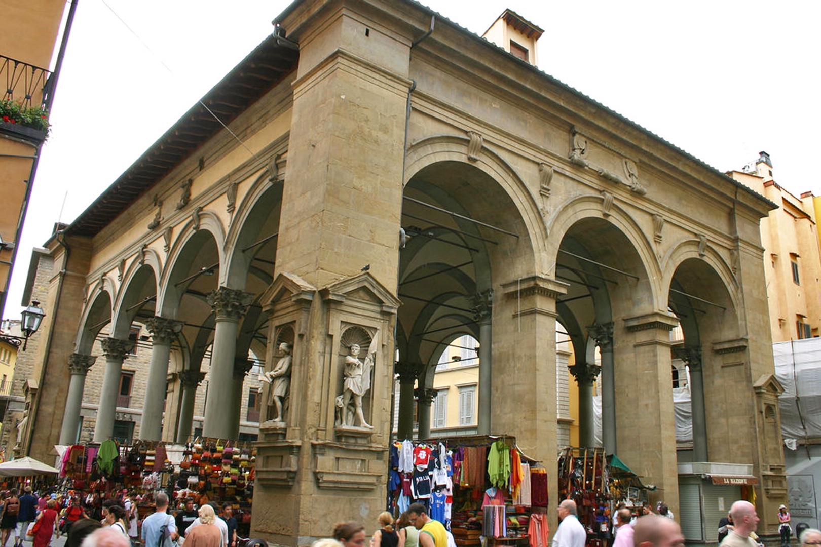 Shopping in this famous market, called Nuovo (new) from @1700s should end when you rub the snout of the bronzewild boar statue for luck.