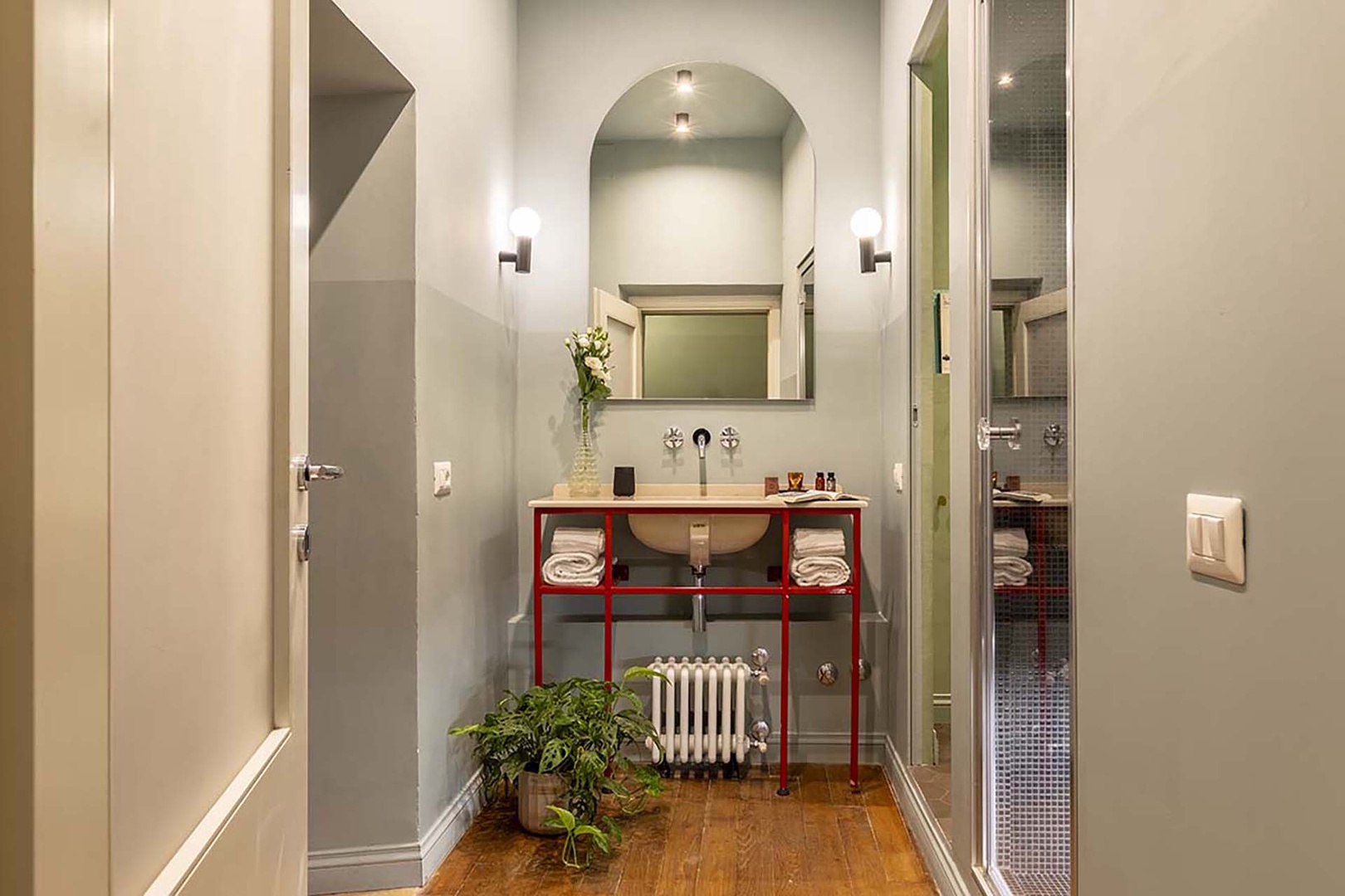Bathroom 1 en suite to bedroom 1.