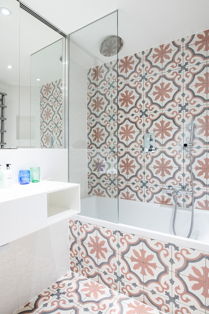 Handsome hand-painted tiles in the bathroom