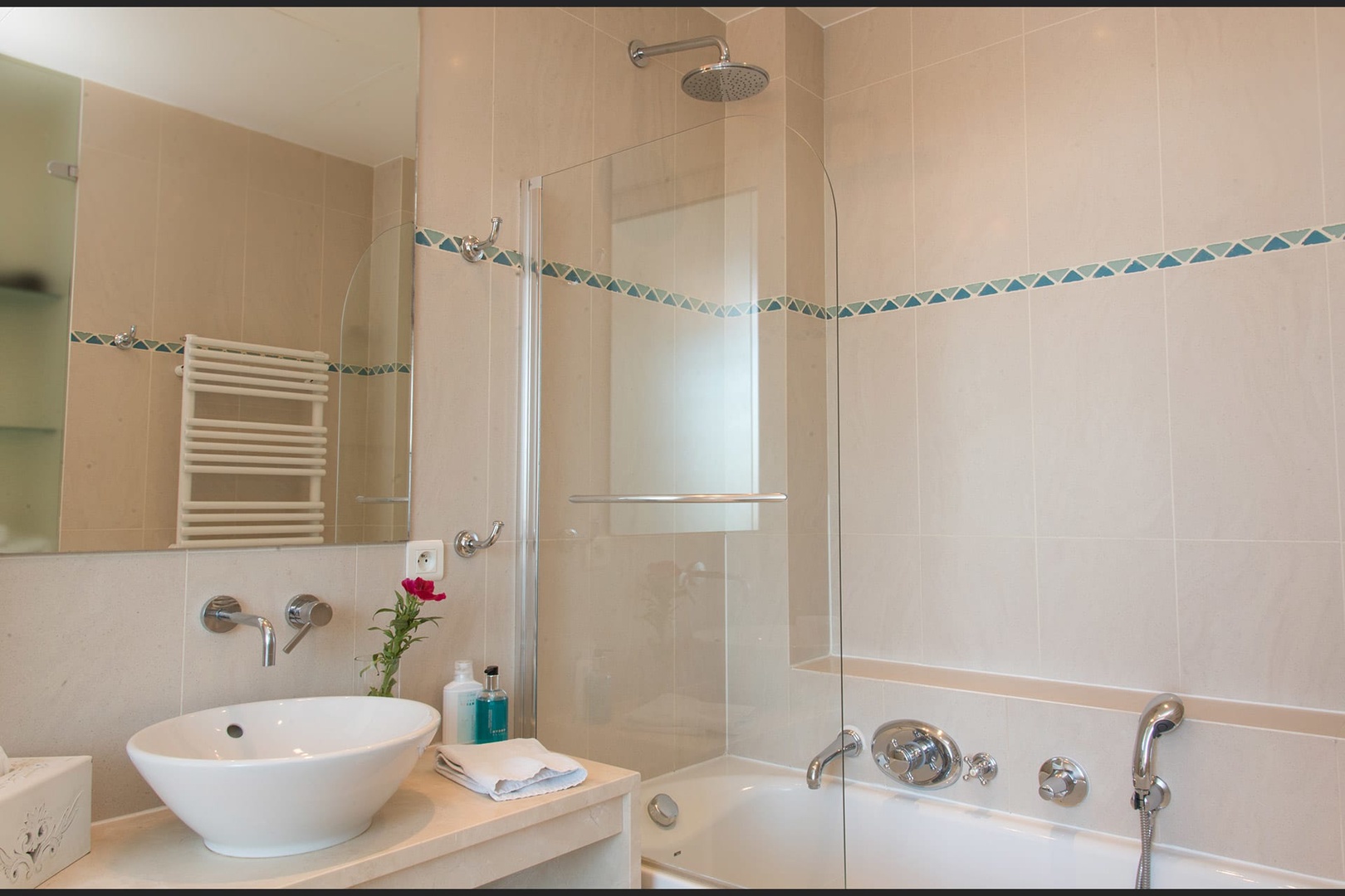 Bathroom 1 en suite combination bathtub/shower