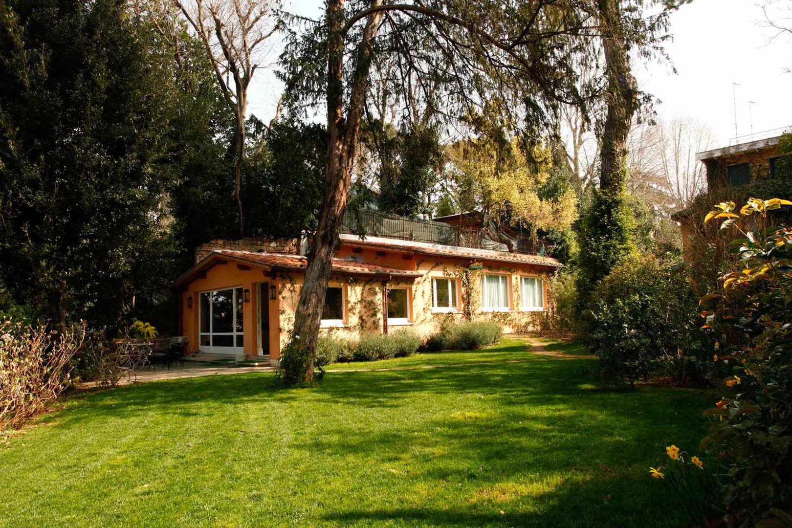 Casa Ruffo is a charming home with a large garden and spectacular views in the heart of Rome.