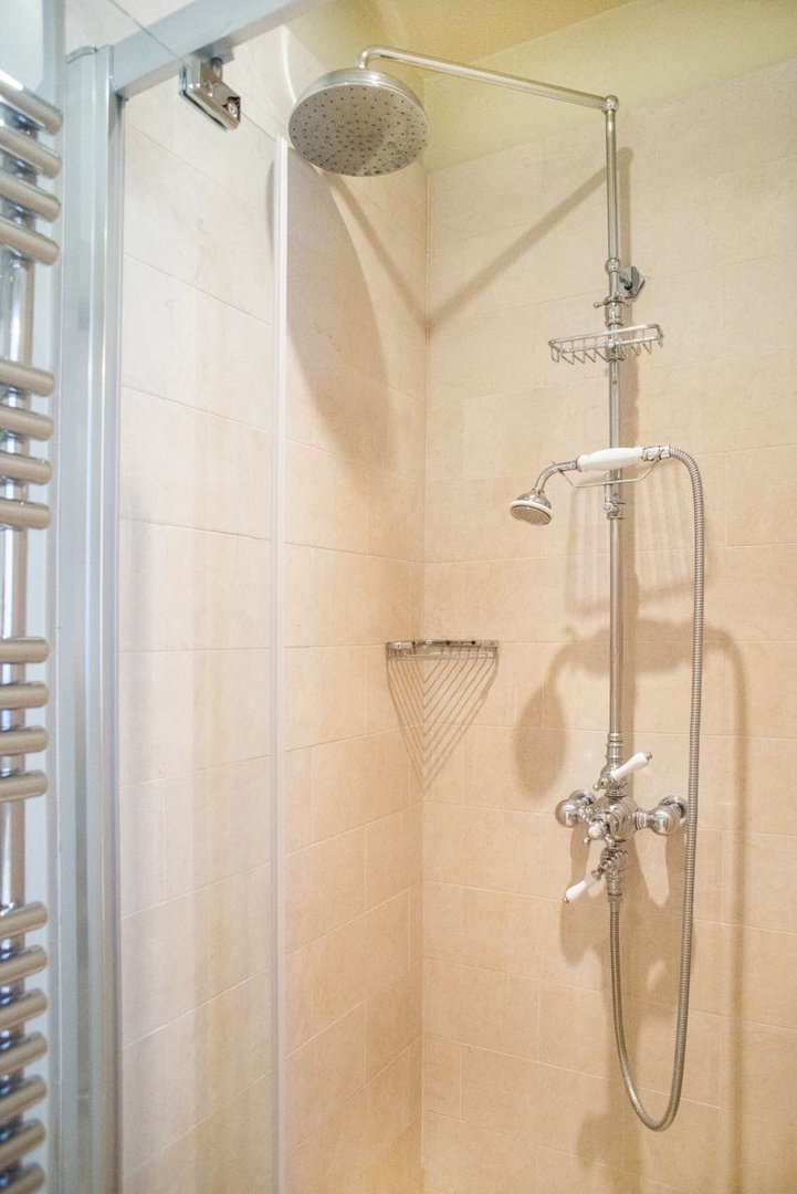 Fixed rainfall and flexible shower heads