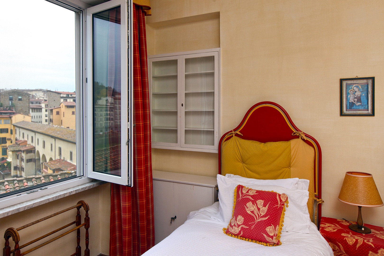 Awaken to marvelous Florence views!