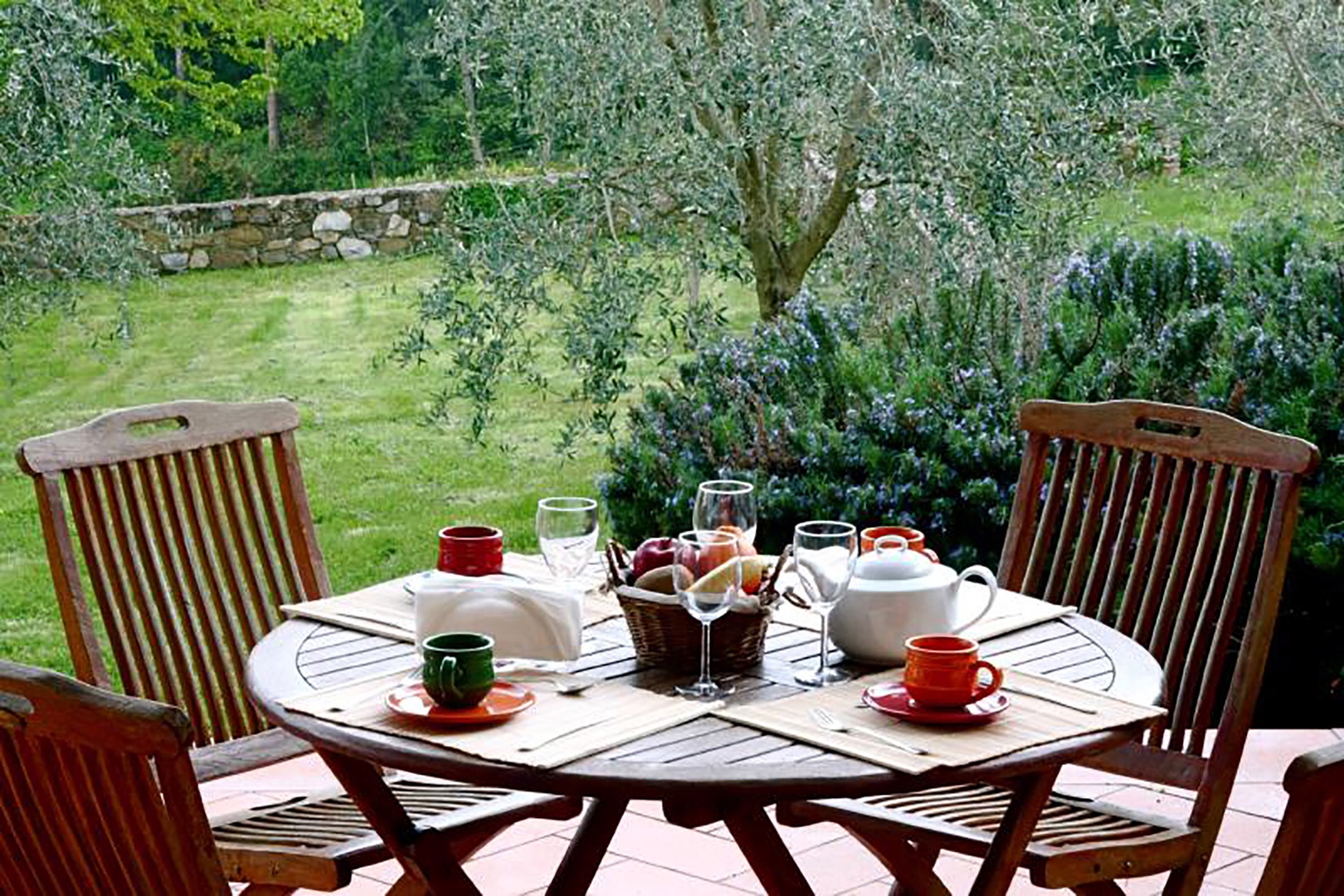 Enjoy breakfast on the open private terrace.
