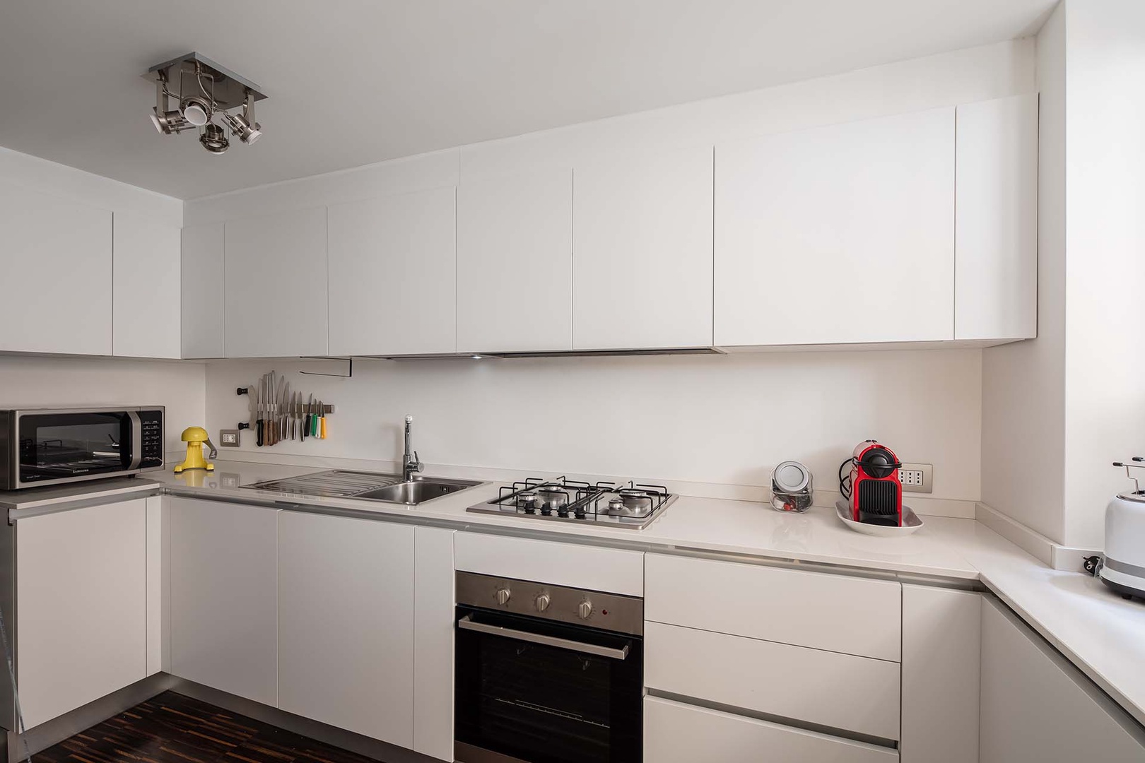 Enjoy cooking at home in the beautiful kitchen.
