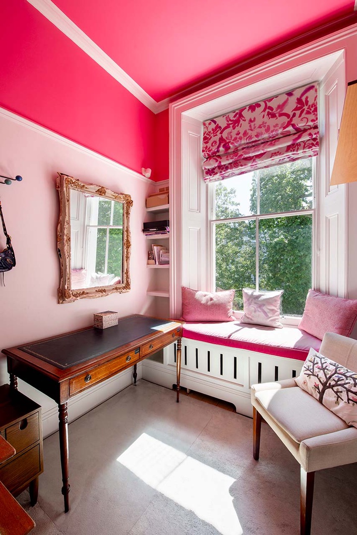 Cheerful window nook in bedroom 4.