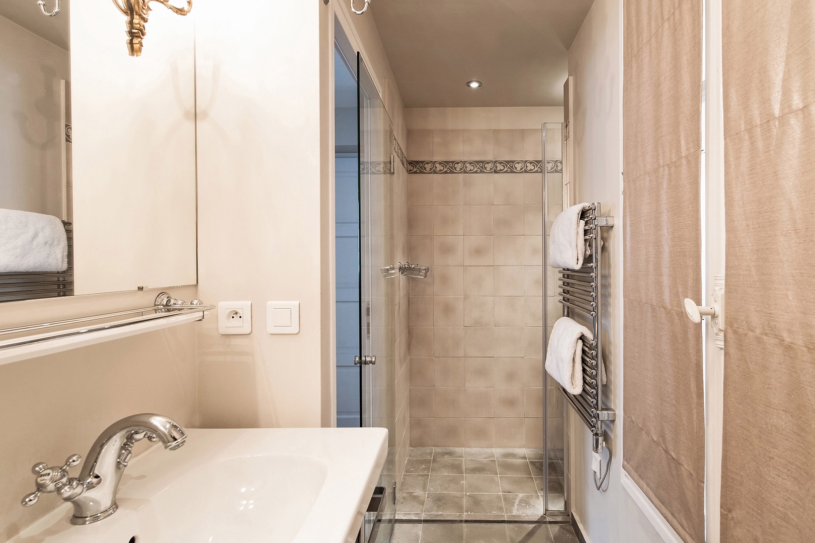 Start your day with an energizing shower in this modern bathroom!