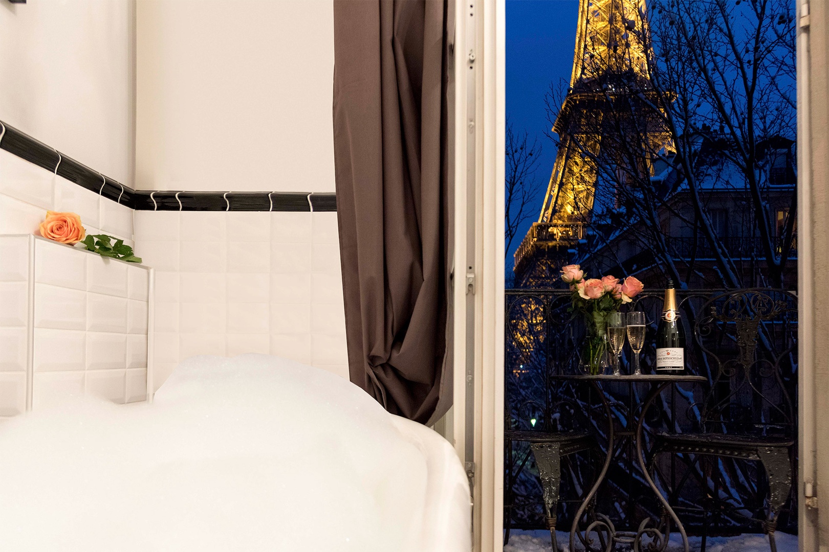 Welcome to the most romantic bathroom in Paris!