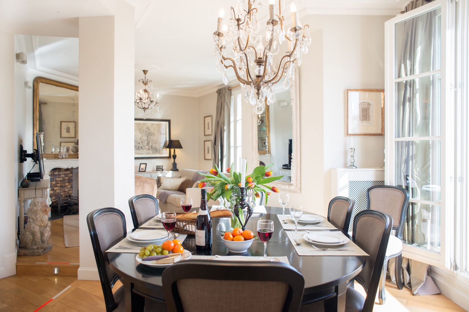 The open-plan design connects the living and dining area with the kitchen.