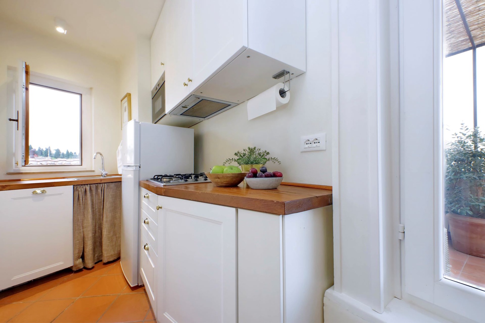 The kitchen offers easy access to the terrace.