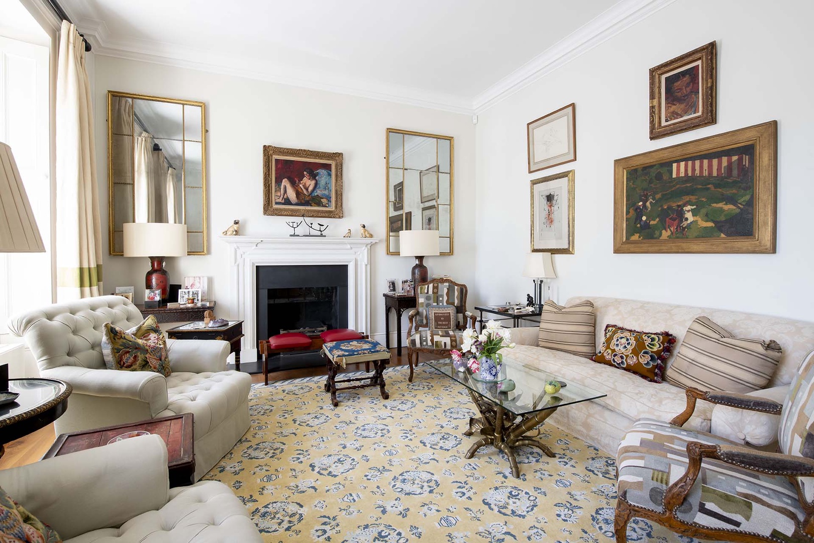 Lovely blend of British style and antique decor.