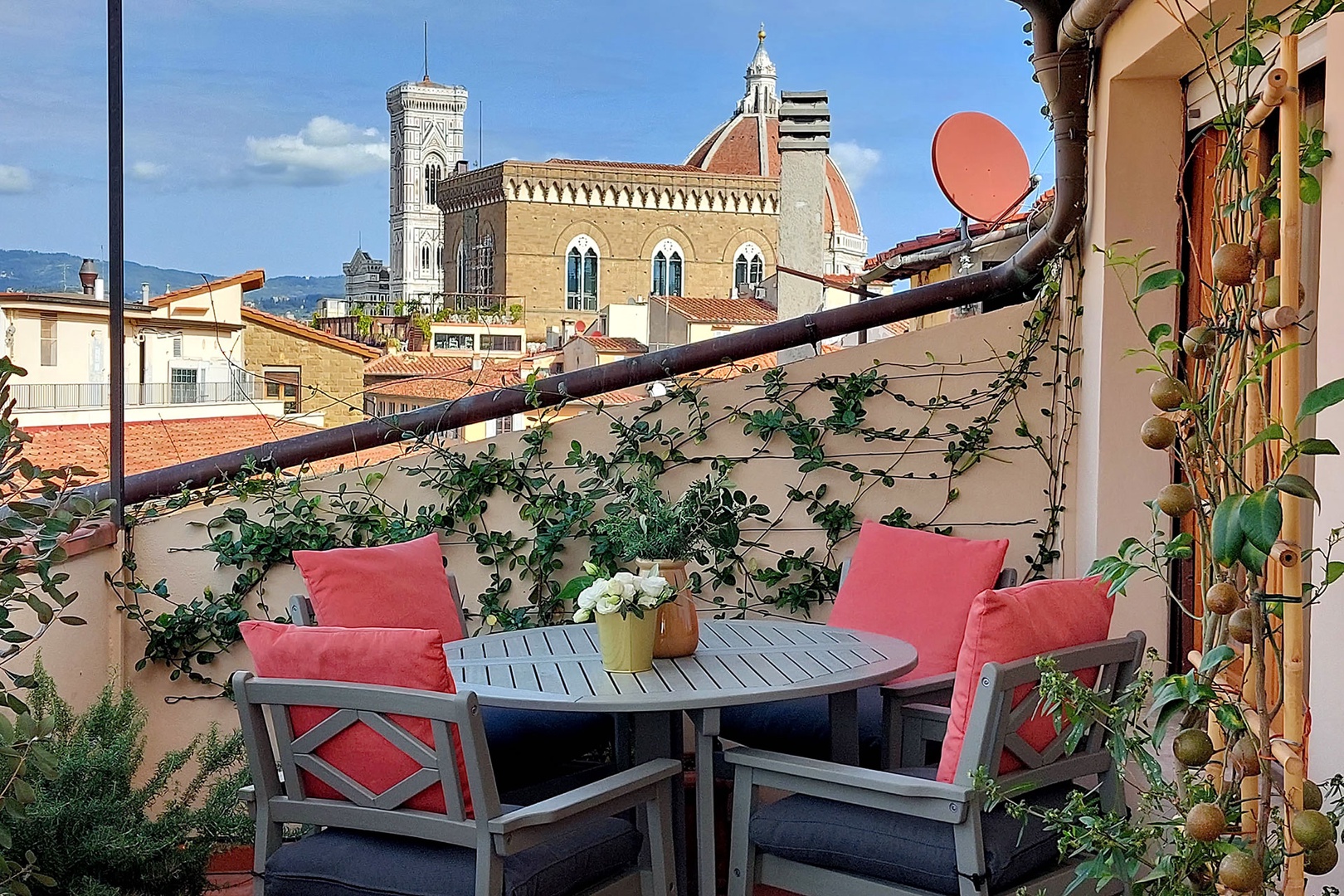 Dine al fresco while you enjoy the view of Duomo.