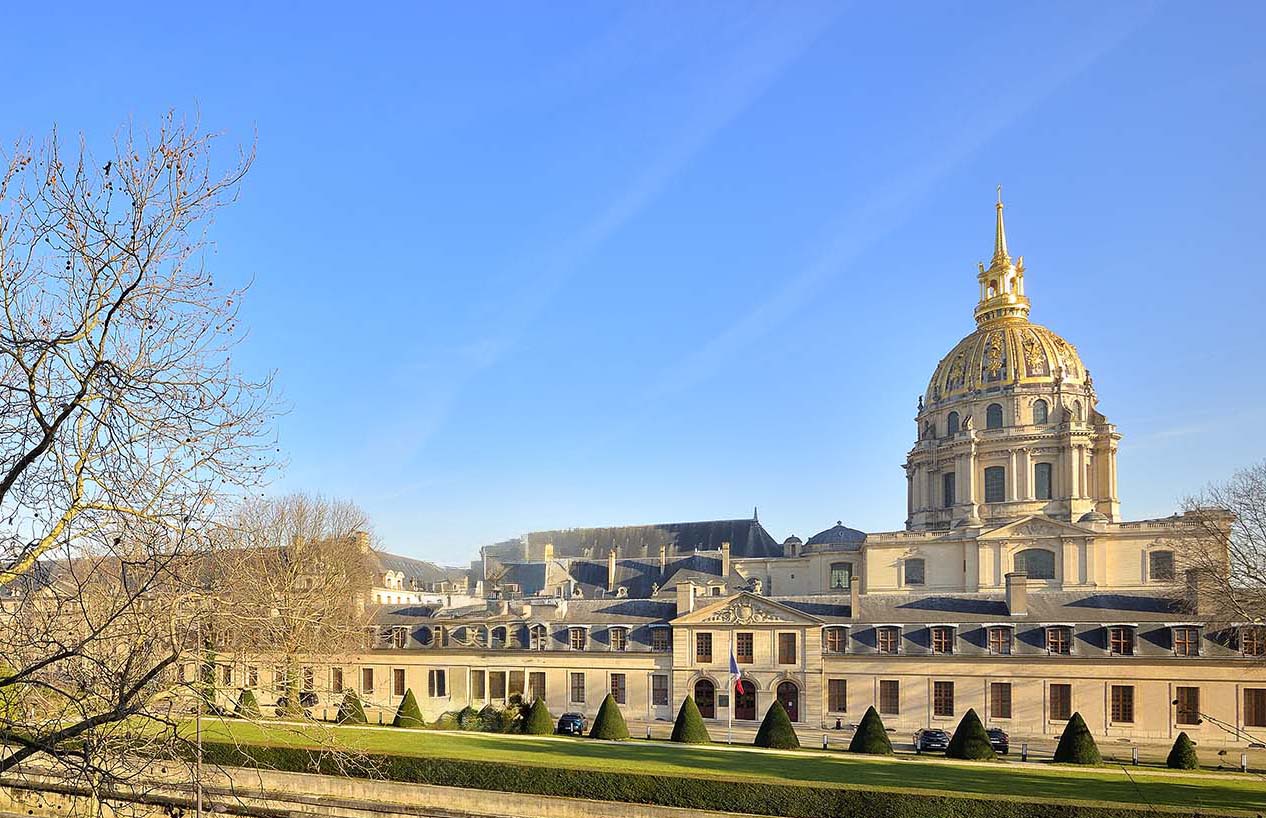 Elegant gardens and the Esplanade des Invalides nearby.