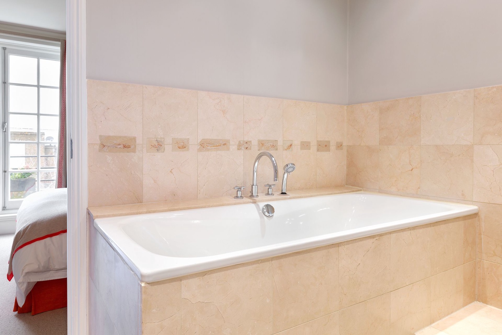 Tub in the first en suite bathroom