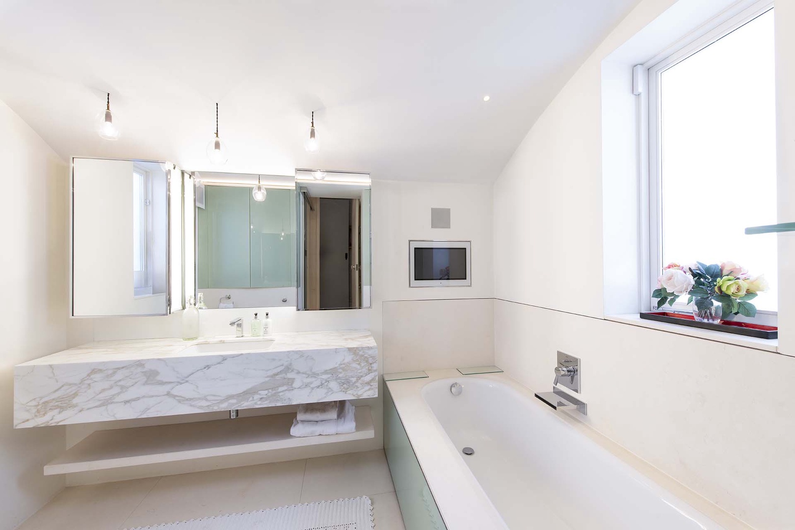 Spacious en suite bathroom in bedroom 1.