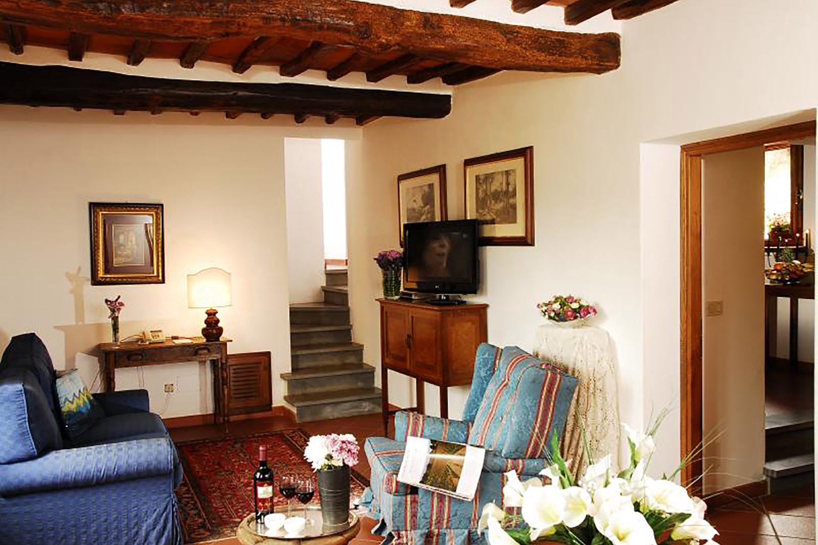 Living and dining room area of Bucine Cotogno.