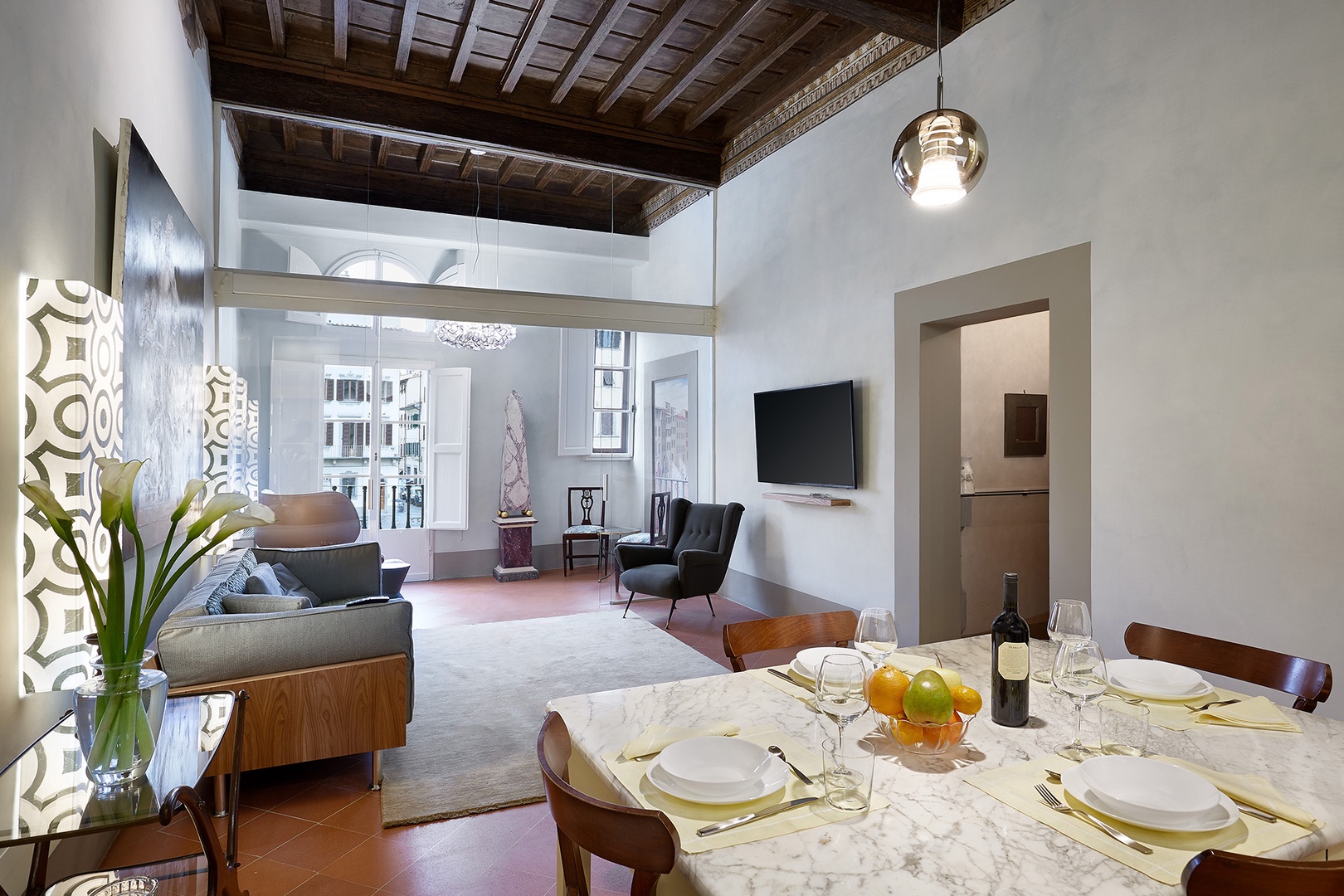 Paradiso's living room is roomy and welcoming. It overlooks the historical Piazza Santa Croce.