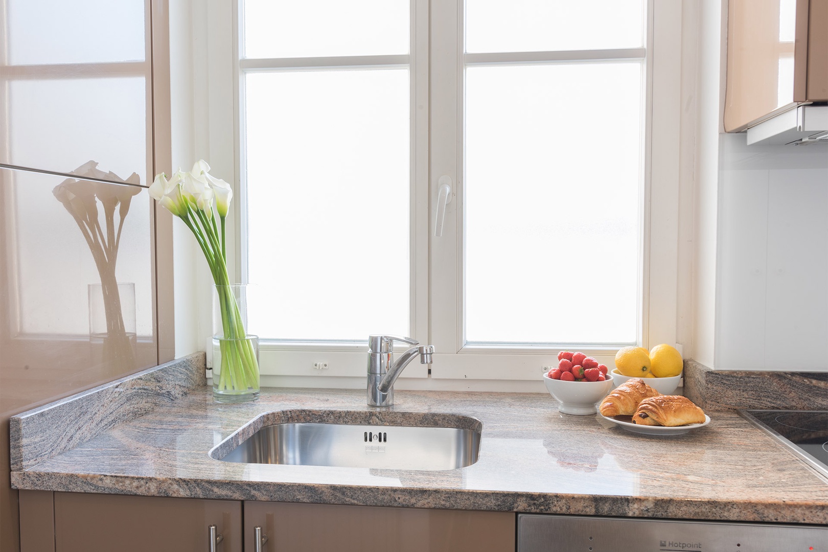 The large windows let lots of light into the kitchen.