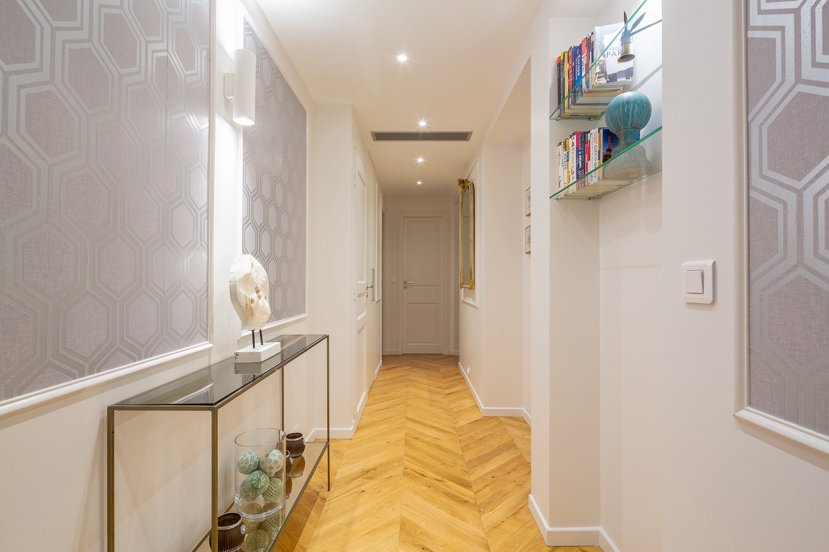 Elegant entrance to the apartment