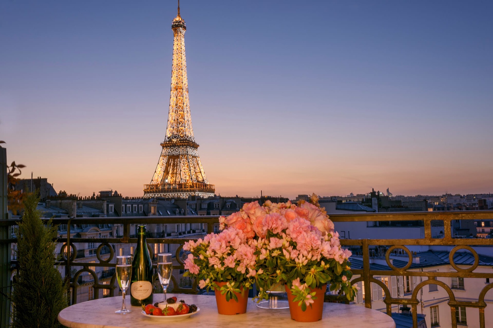 Eiffel Tower at night on the hotel property - Picture of Paris Las