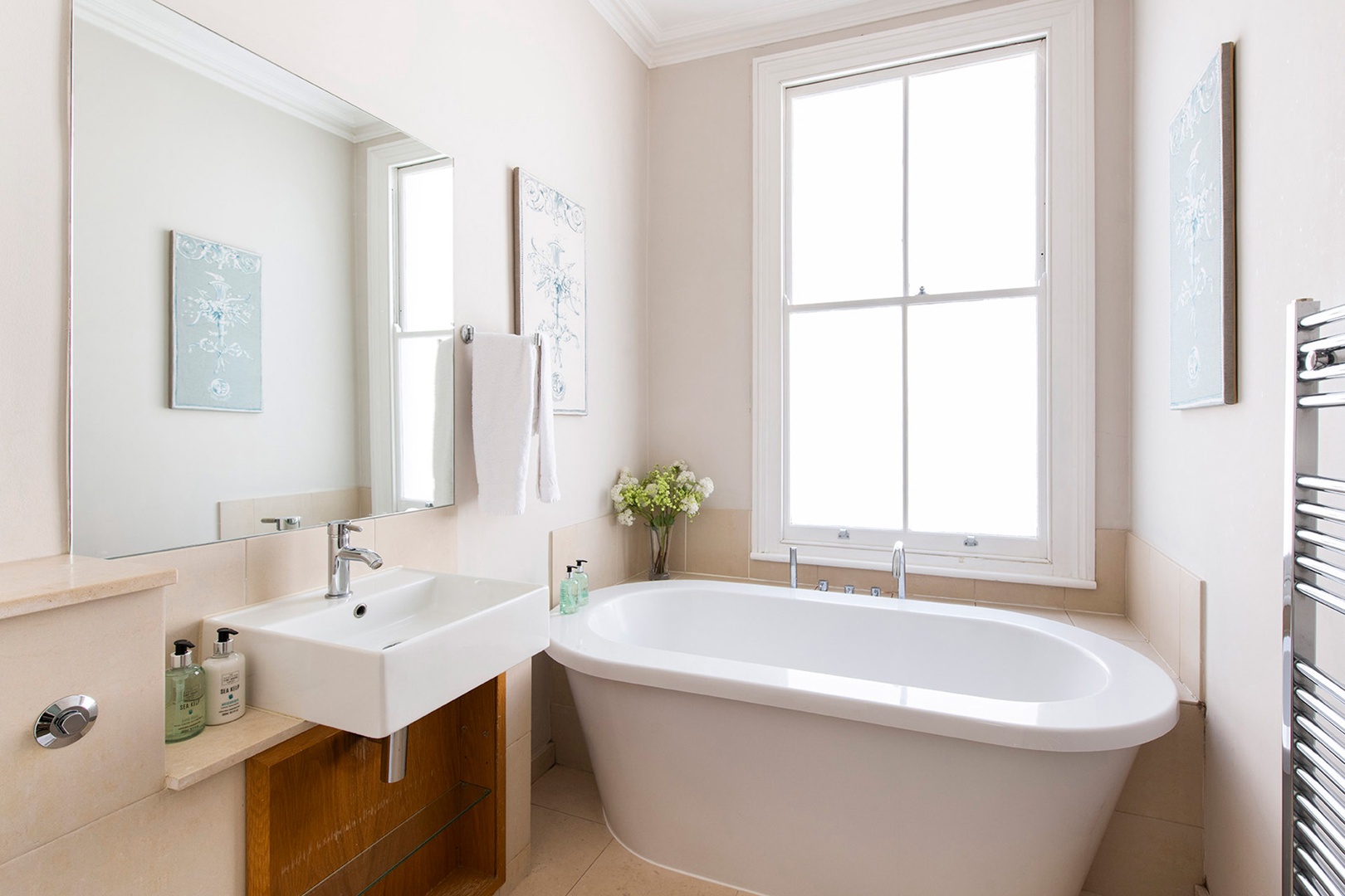 En suite bathroom with bathtub, toilet and sink