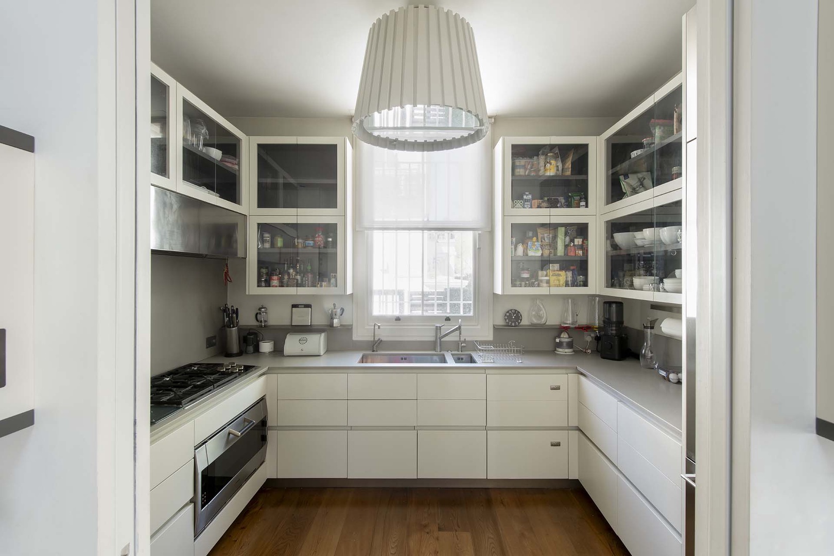 Fully-equipped modern kitchen.