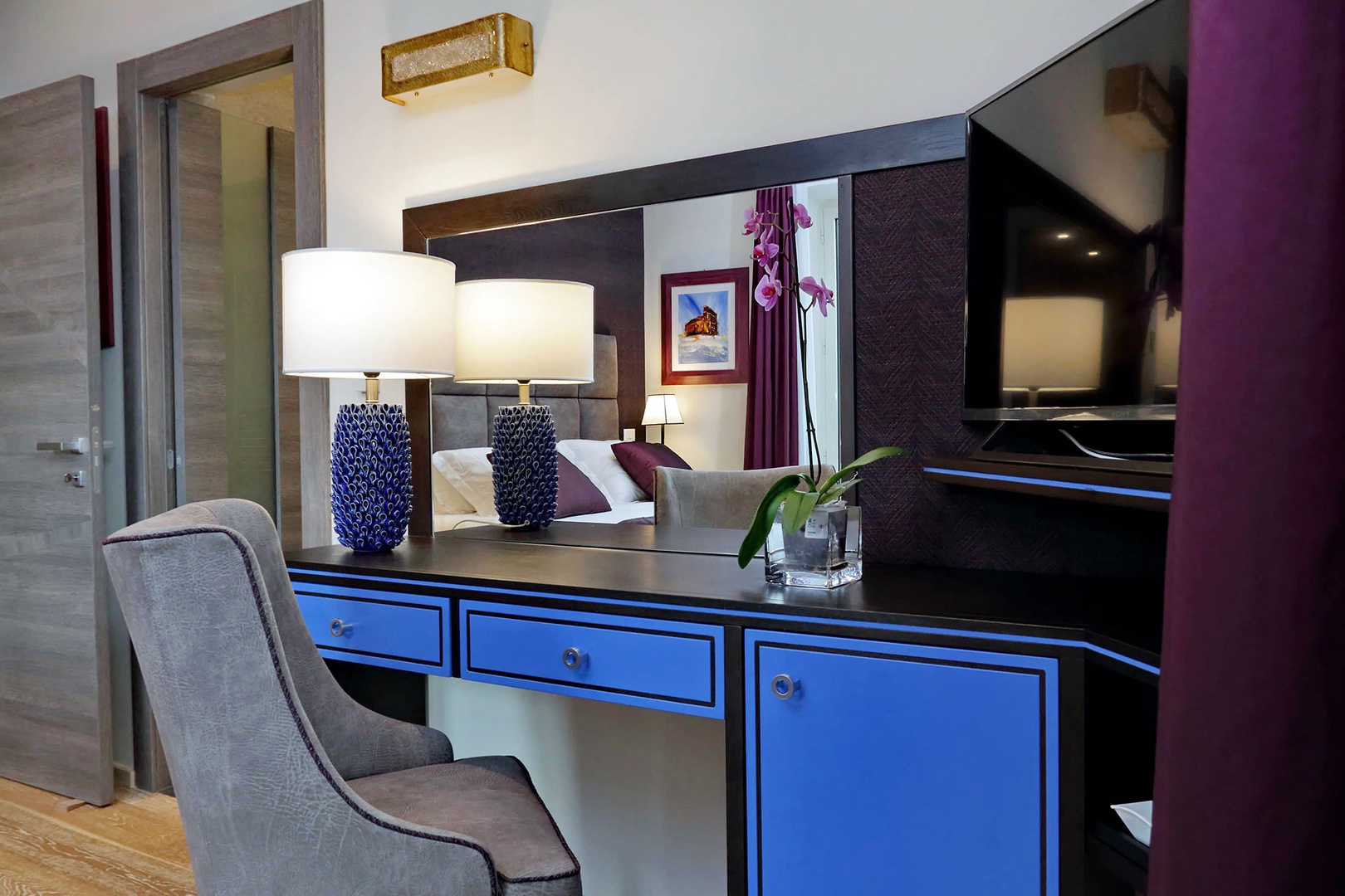 Desk with mirror and mini fridge a great touch.