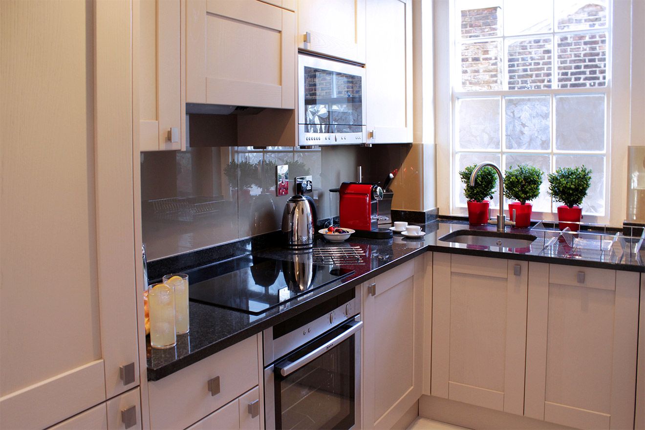 Fully equipped modern kitchen in London vacation rental