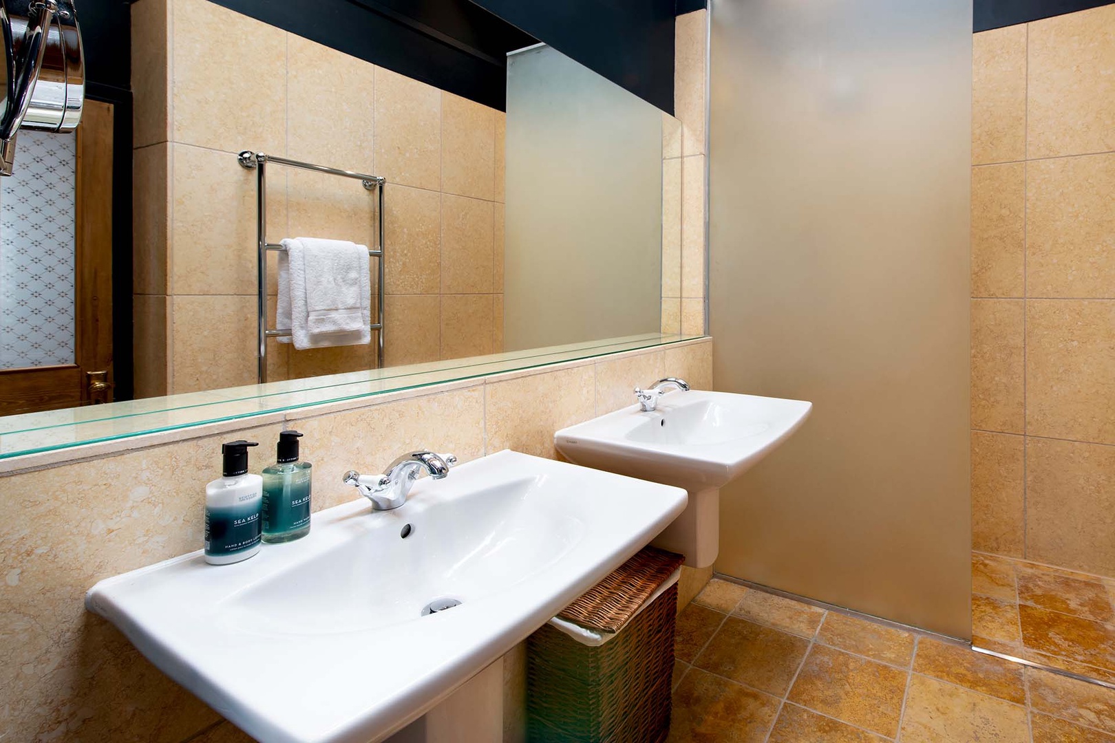 Spacious en suite bathroom.