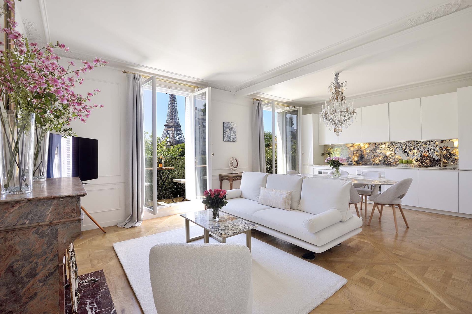 Welcome to the stunning Richebourg in Paris!