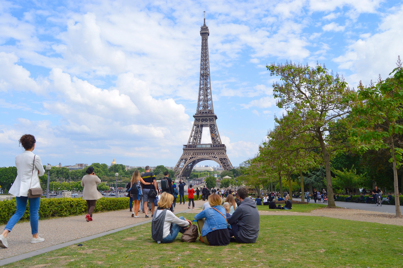 Enjoy picnics and relaxing moments in the Champ de Mars.