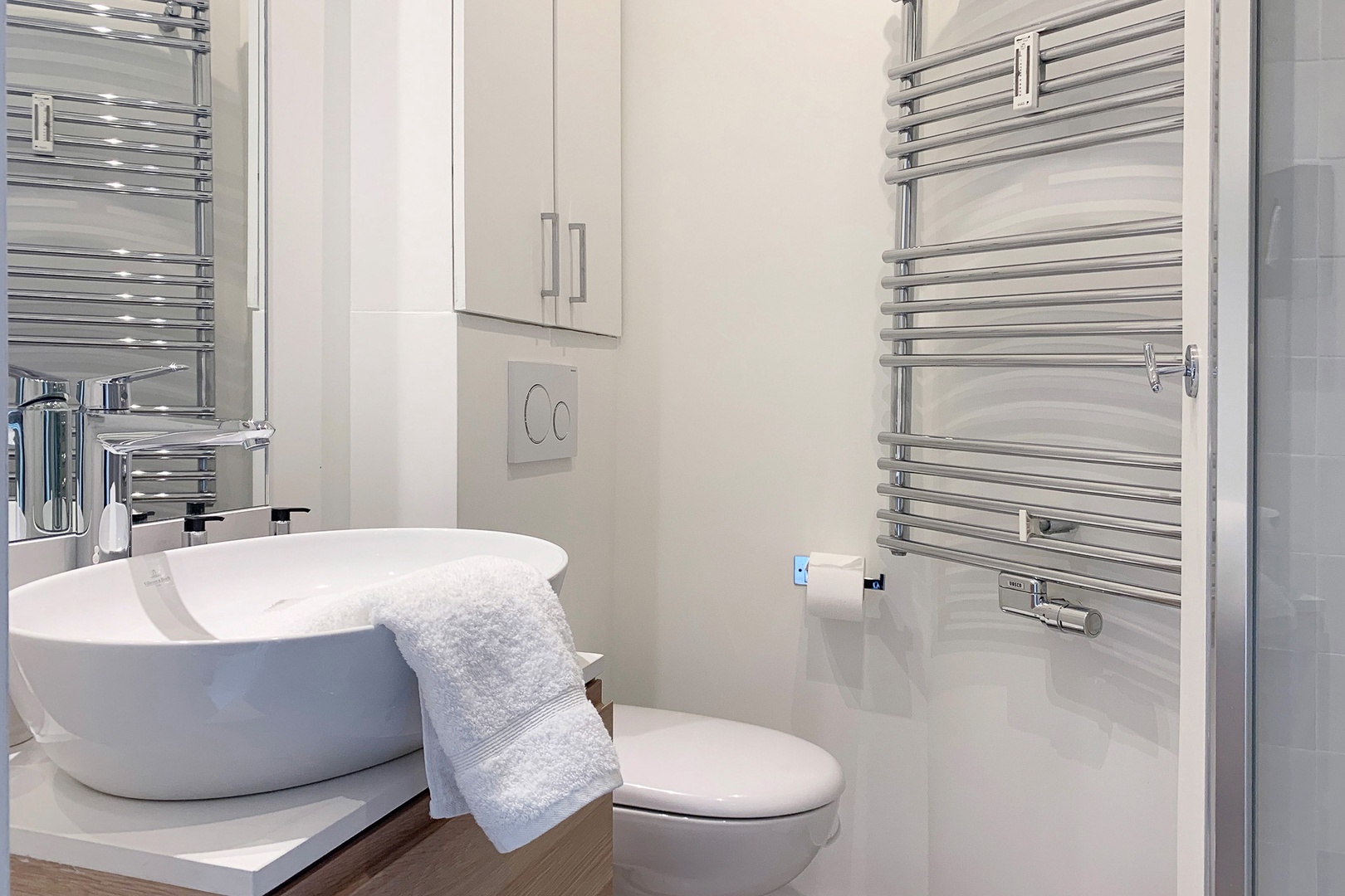 Wrap yourself in luxurious, warm towels in the en suite bathroom.