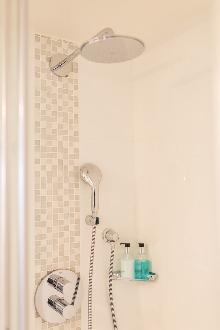 Fixed and flexible showerheads