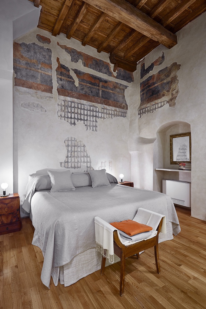 Bedroom 1 reveals pieces of precious original frescoes from the 1200s.